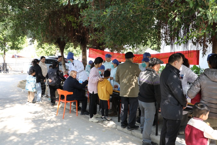 医心向党 “颌”你同行——德州扑克
口腔颌面外科党支部开展健康口腔义诊进社区活动 第 4 张 医心向党 “颌”你同行——德州扑克
口腔颌面外科党支部开展健康口腔义诊进社区活动 第 4 张