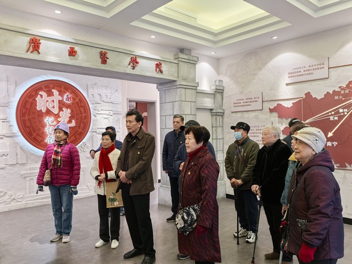 铭记历史  砥砺前行——德州扑克
离退休党支部开展“传承优秀传统，弘扬优秀文化” 主题党日活动 第 1 张