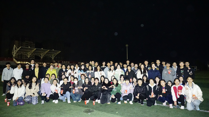 ​待到春来三月八，漫天开满美人花 ——德州扑克
举行本科生“三七” 女生节送花活动 第 1 张