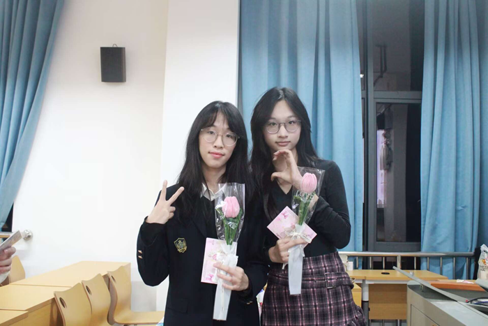 ​待到春来三月八，漫天开满美人花 ——德州扑克
举行本科生“三七” 女生节送花活动 第 2 张