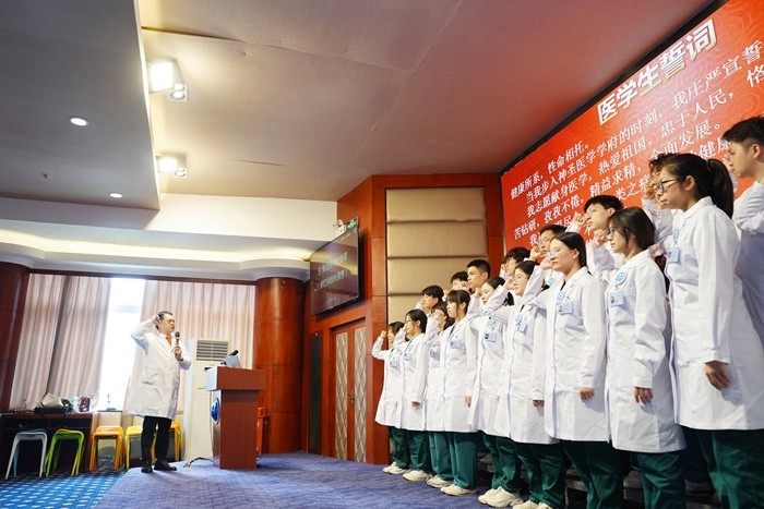 廖红兵院长带领医学生誓词_副本.jpg