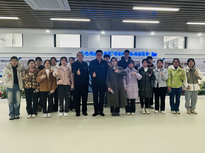 校领导深入德州扑克
开展“手拉手”联系党支部及低年级大学生入党积极分子活动 第 3 张