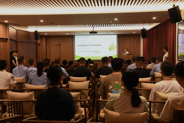 快乐暑假 从“齿”健康开始—— 德州扑克
暑期口腔科普义诊走进广西边检总站 第 1 张