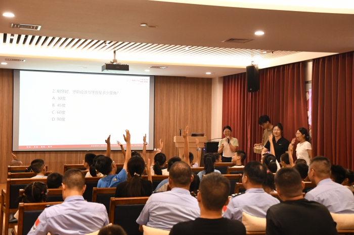 快乐暑假 从“齿”健康开始—— 德州扑克
暑期口腔科普义诊走进广西边检总站 第 2 张