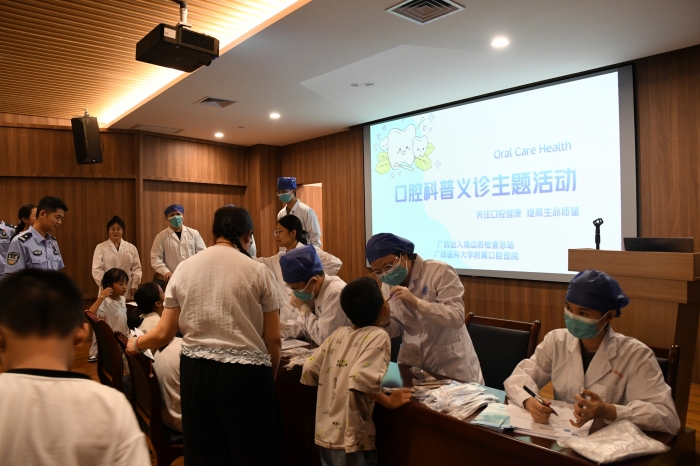 快乐暑假 从“齿”健康开始—— 德州扑克
暑期口腔科普义诊走进广西边检总站 第 3 张