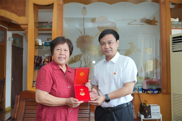 德州扑克
开展2025年“七一”前夕走访慰问活动 第 6 张