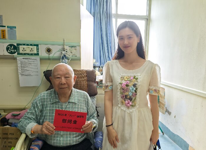 共话军民情 聚力促发展——德州扑克
开展“八一”建军节慰问 第 2 张