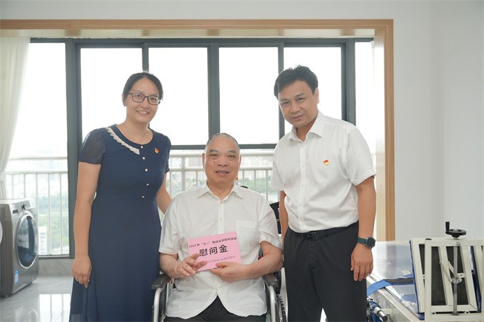 德州扑克
开展2025年“七一”前夕走访慰问活动 第 2 张