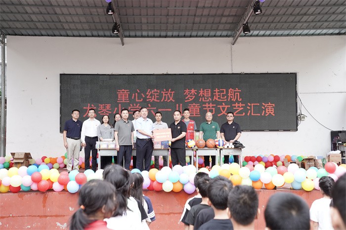 深入基层调研指导 共谋乡村振兴新篇——德州扑克
党委常委、副校长陈俊强带队赴马山县龙琴村开展调研走访活动 第 2 张