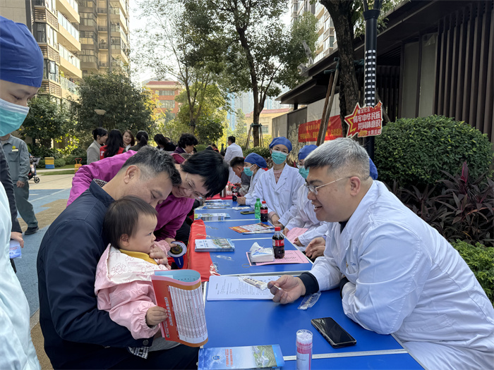 关注口腔健康 共享美好生活——德州扑克
儿牙与公卫党支部走进五象蟠龙社区 第 2 张