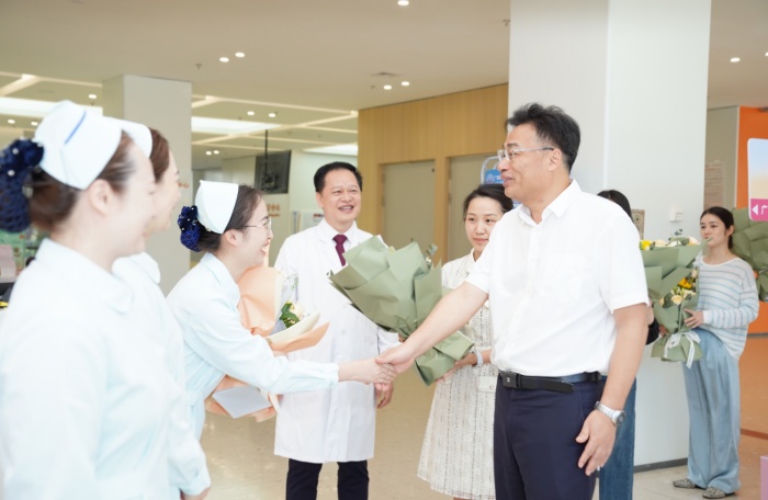 卫生健康委主任杜振宗慰问德州扑克
优秀护士.JPG