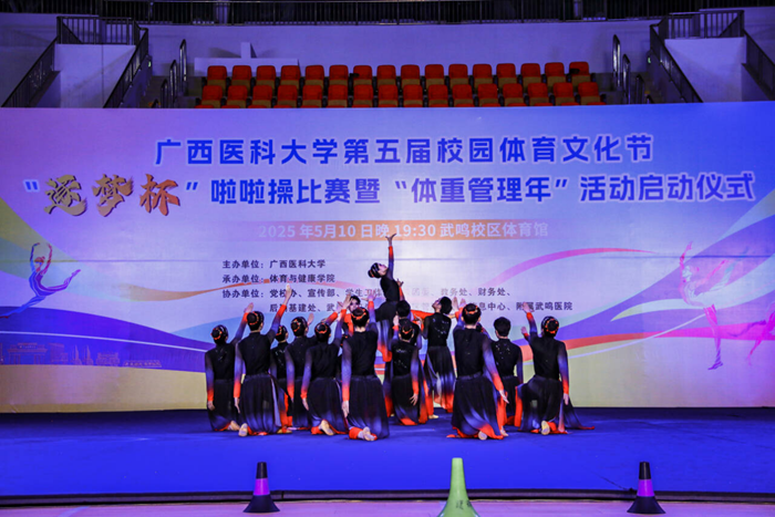 青春律动 健康出彩——德州扑克
啦啦操队员在德州扑克
第五届校园体育文化节“逐梦杯”啦啦操比赛暨“体重管理年”活动中大展风采 第 2 张