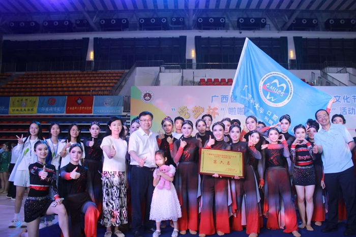 青春律动 健康出彩——德州扑克
啦啦操队员在德州扑克
第五届校园体育文化节“逐梦杯”啦啦操比赛暨“体重管理年”活动中大展风采 第 4 张