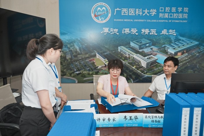 医疗管理和数据核查组-韦玉华大组长 .jpg 医疗管理和数据核查组-韦玉华大组长 .jpg