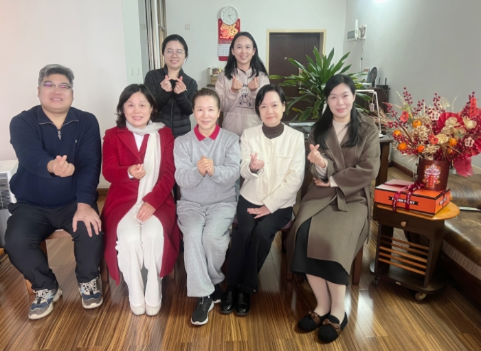 岁寒暖意浓 新春传党情——德州扑克
儿牙与公卫党支部开展春节前走访慰问退休老同志活动 第 1 张