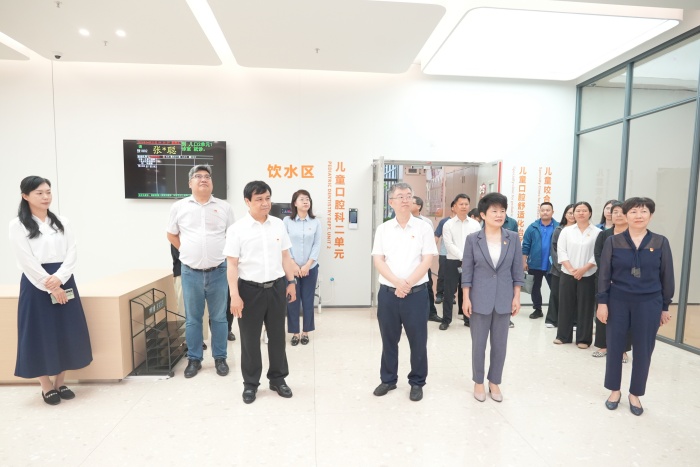 党建引领促发展 政医协同护齿健——德州扑克
与五象新区规划建设管委会多个党支部开展党建联建活动 第 1 张