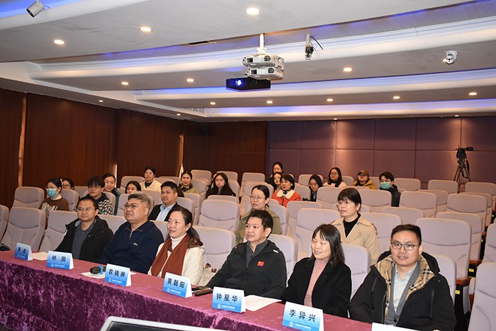 口腔全科新技术联合应用学习班在德州扑克
成功举办 第 1 张